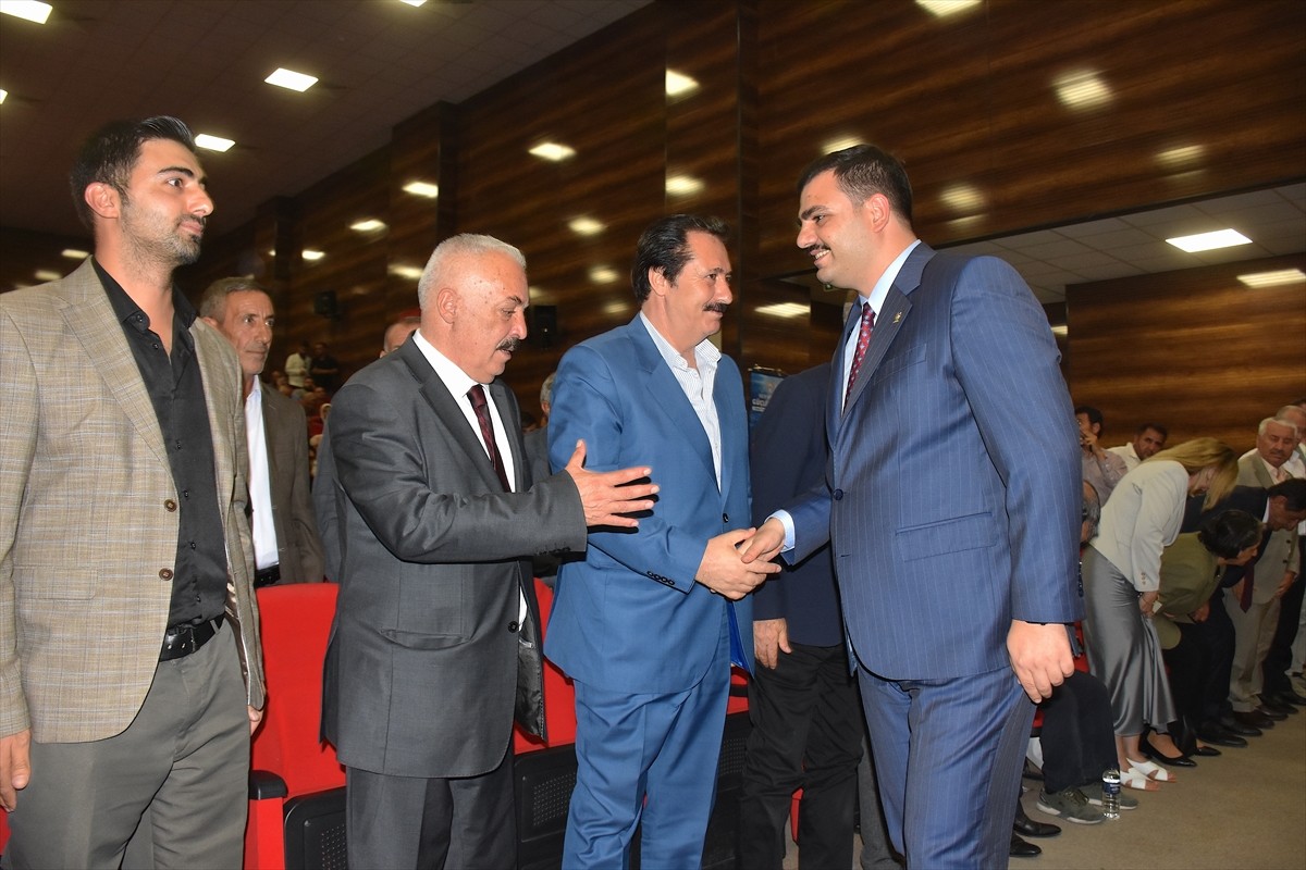 AK Parti Genel Sekreteri ve İzmir Milletvekili Eyyüp Kadir İnan (sağda), Edremit ilçesindeki...