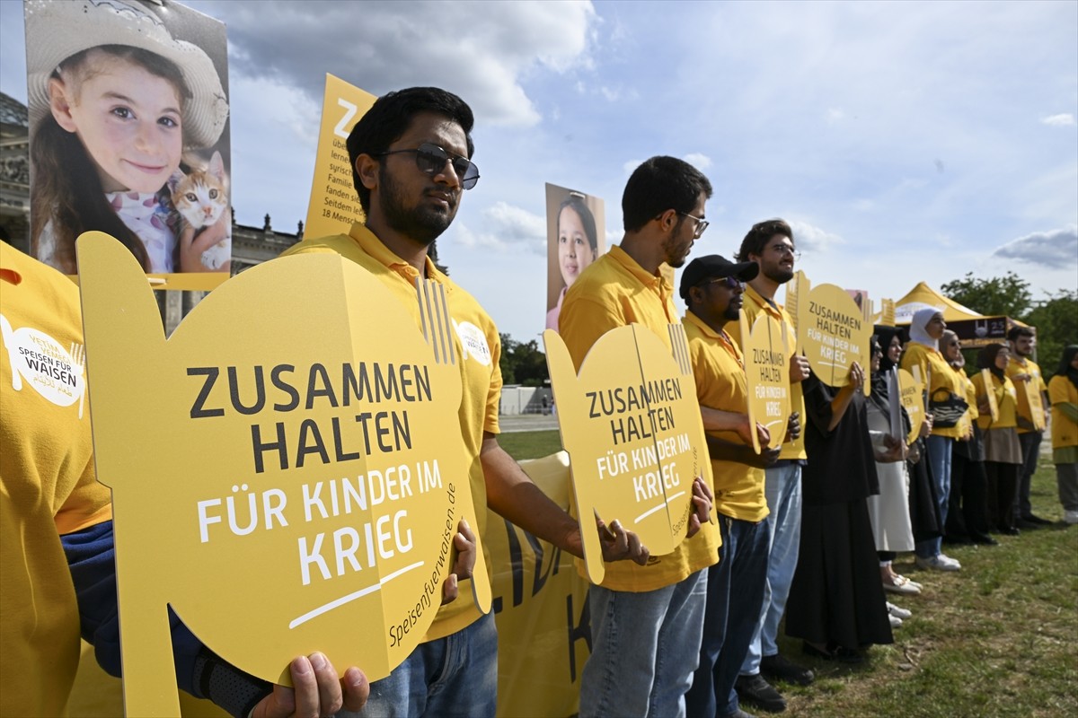 Almanya'da Federal Meclis binası önünde, savaş bölgelerindeki çocukların durumlarına dikkati...