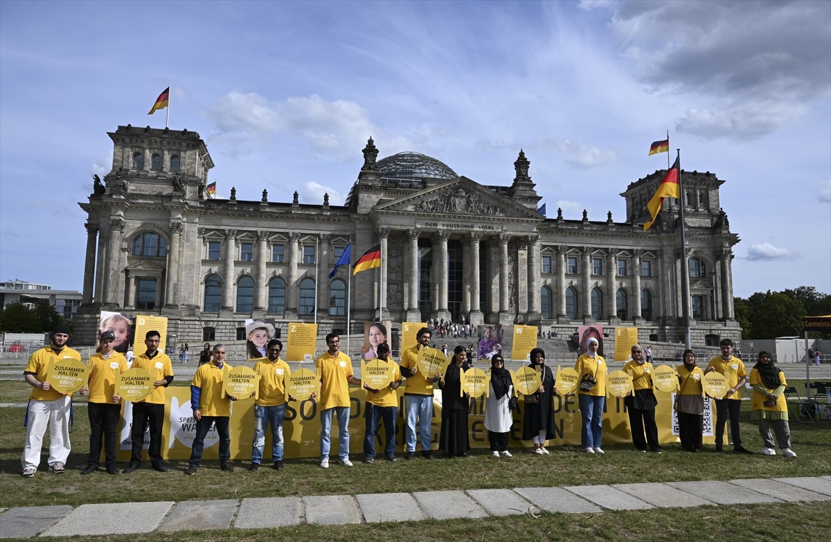 Almanya'da Federal Meclis binası önünde, savaş bölgelerindeki çocukların durumlarına dikkati...