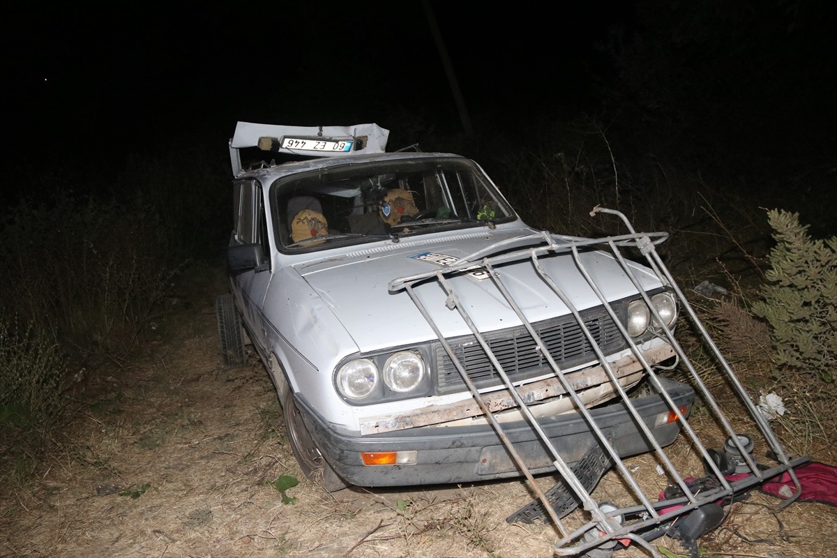 Amasya'nın Taşova ilçesinde ağaçlara çarpan otomobildeki 7 kişi yaralandı.