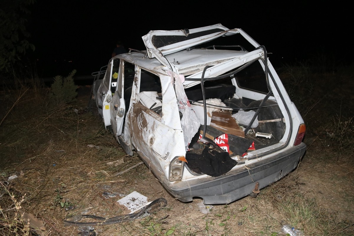 Amasya'nın Taşova ilçesinde ağaçlara çarpan otomobildeki 7 kişi yaralandı.