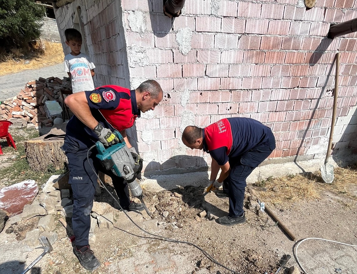 Amasya’nın Merzifon ilçesinde su borusuna sıkışan 2 köpek yavrusu, itfaiye ekiplerince...