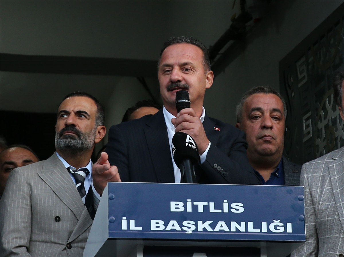 Anahtar Parti Genel Başkanı Yavuz Ağıralioğlu, Bitlis'te partisinin İl Başkanlığı binasının...