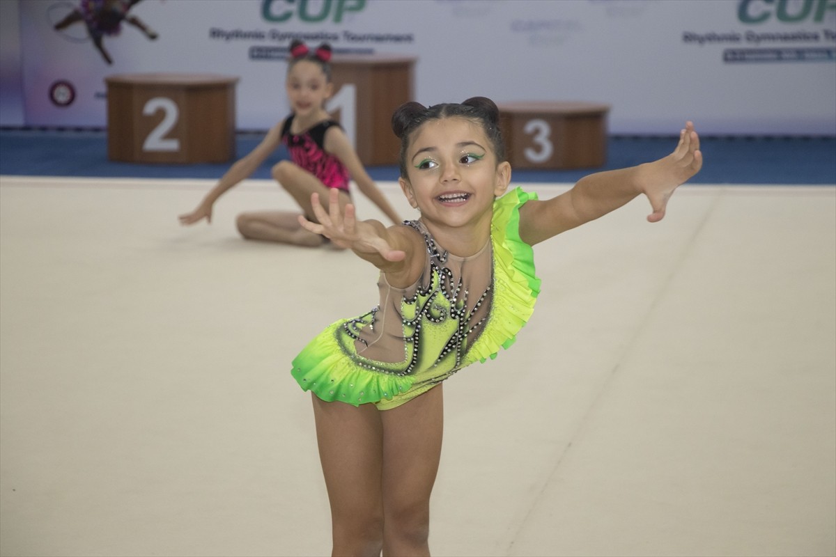 Ankara'da bu yıl ilk kez düzenlenen Uluslararası Ritmik Cimnastik Turnuvası, başladı. Ankara...