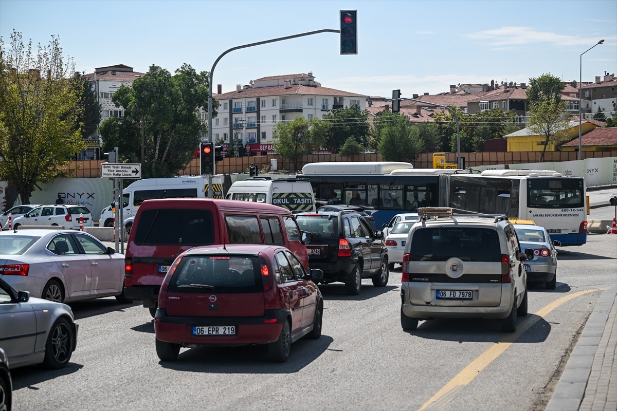 Ankara'da devam eden Yenikent köprülü kavşak yapımı ve Anadolu Bulvarı Gimat alt geçidi...