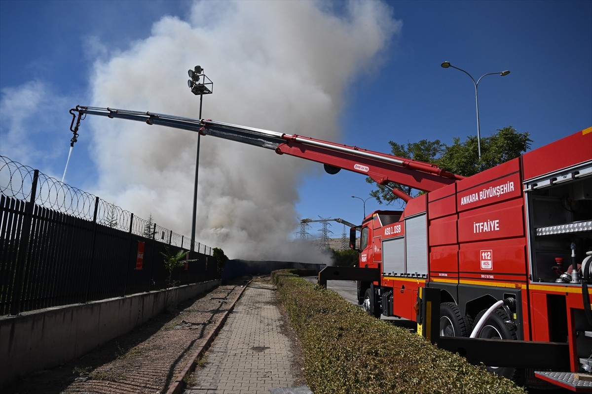 Ankara'nın Sincan ilçesinde depolama tesisindeki çöplük alanda çıkan yangın, itfaiye ekiplerinin...