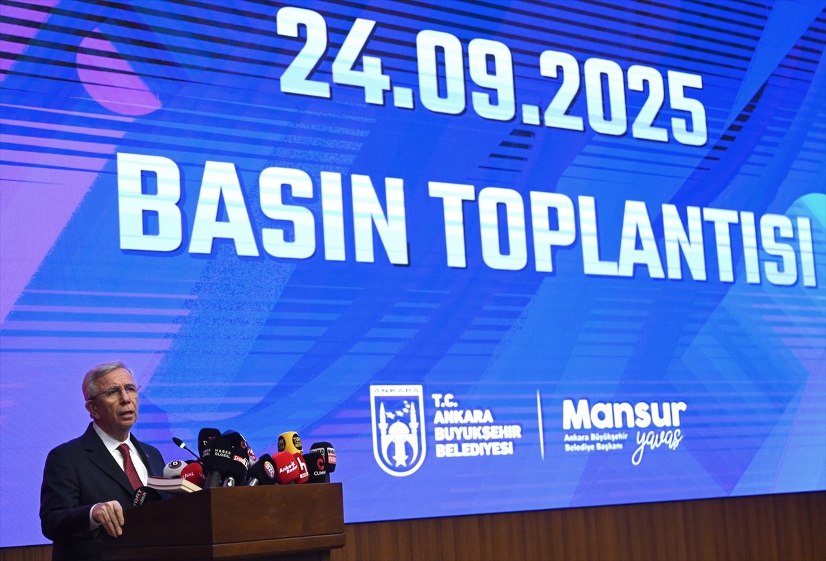 Ankara Büyükşehir Belediye (ABB) Başkanı Mansur Yavaş (sol 2), belediyenin konferans salonunda...