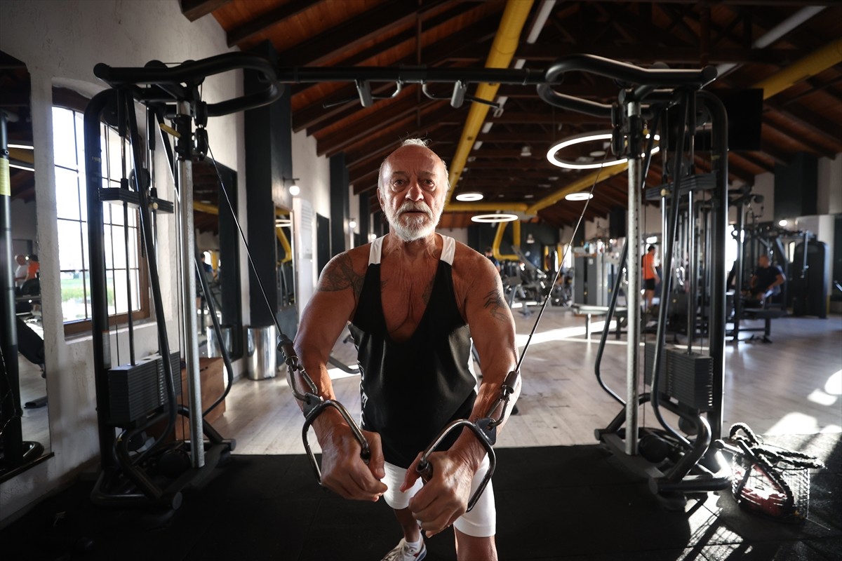 Antalya'da 76 yaşındaki "Herkül Dede" lakaplı Erkan Yılmazer, her sabah düzenli olarak Konyaaltı...