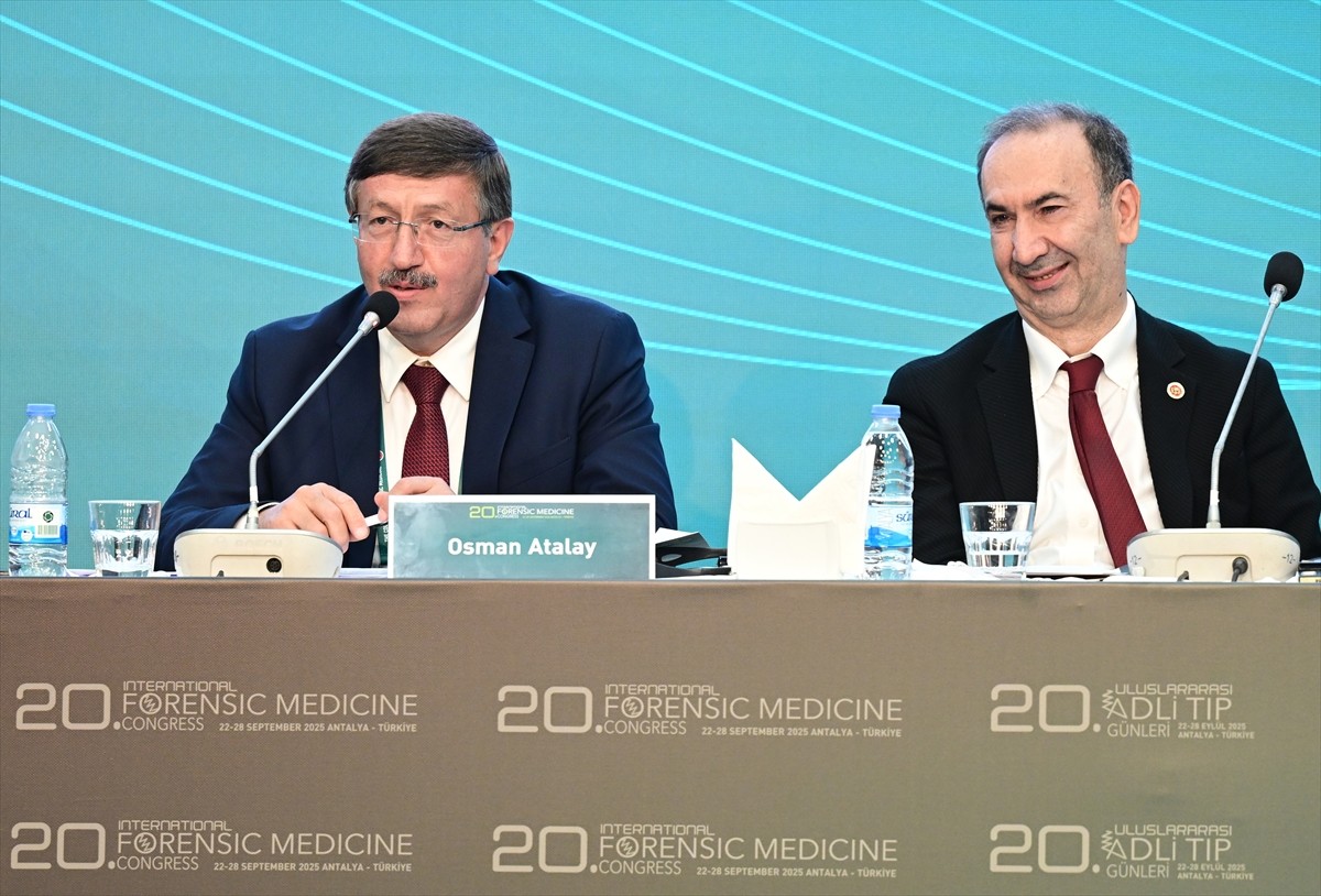 Antalya'da bu yıl 20'ncisi düzenlenen "Uluslararası Adli Tıp Günleri"nin üçüncü gün oturumlarında...