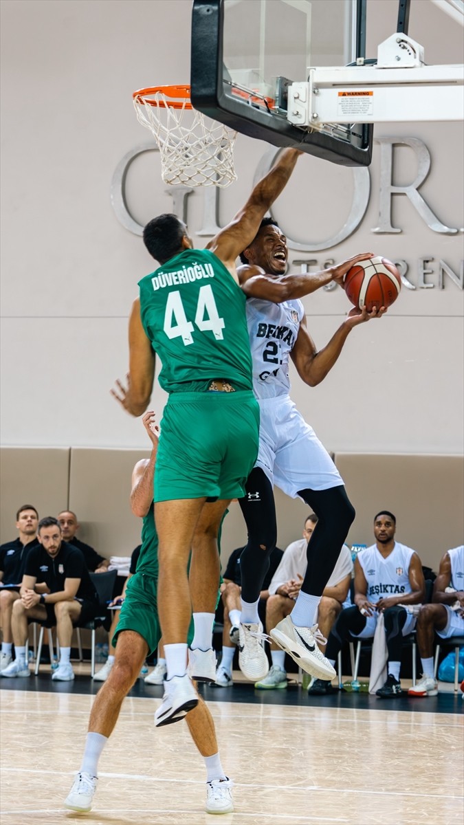 Antalya'da düzenlenen "Gloria Pre-Season Games 2025" basketbol turnuvasında Türkiye Sigorta...