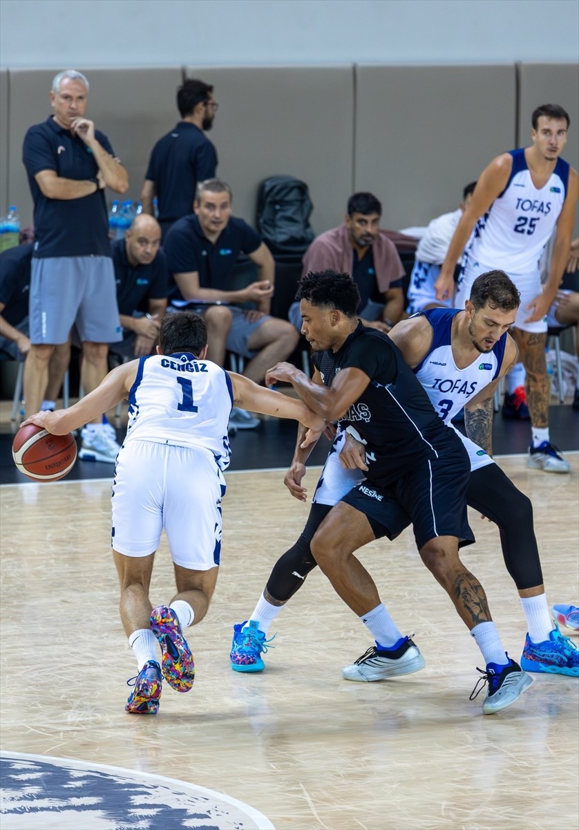 Antalya'da düzenlenen "Gloria Pre-Season Games 2025" basketbol turnuvasında Türkiye Sigorta...