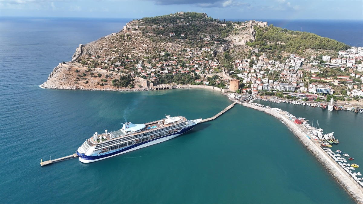 Antalya'nın Alanya ilçesini, Bahamalar bayraklı kruvaziyer "Marella Discovery 2" ile gelen 1697...