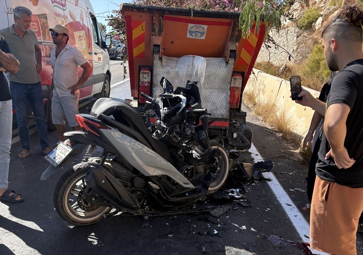Antalya'nın Kaş ilçesinde atık toplama aracıyla çarpışan motosiklet sürücüsü hayatını...