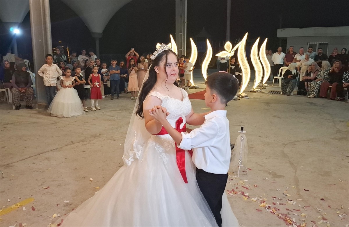 Antalya'nın Manavgat ilçesinde 21 yaşındaki down sendromlu Gülsüm Çayır'ın kurduğu düğün hayali...
