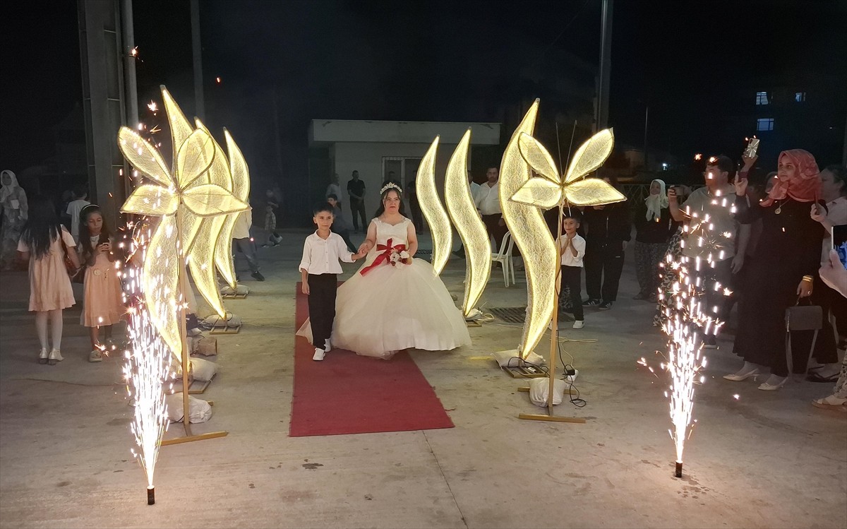 Antalya'nın Manavgat ilçesinde 21 yaşındaki down sendromlu Gülsüm Çayır'ın kurduğu düğün hayali...