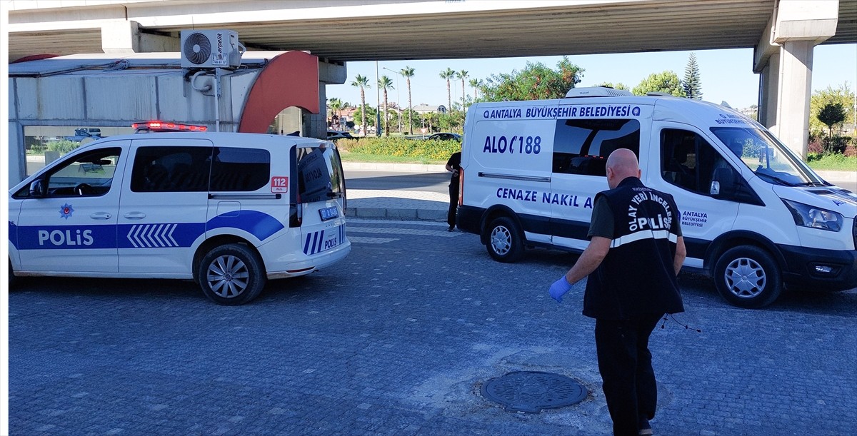 Antalya'nın Manavgat ilçesinde bir kişi otobüs durağında ölü bulundu.
