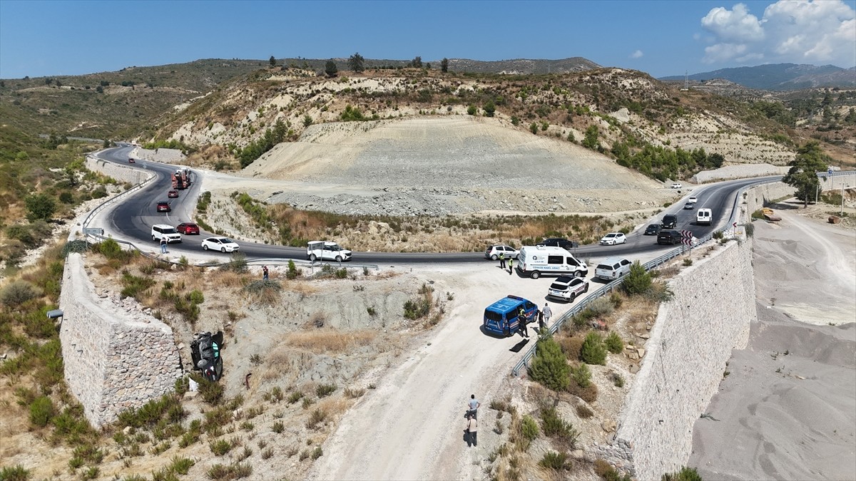 Antalya'nın Manavgat ilçesinde otomobilin şarampole devrilmesi sonucu 1 kişi hayatını kaybetti, 1...