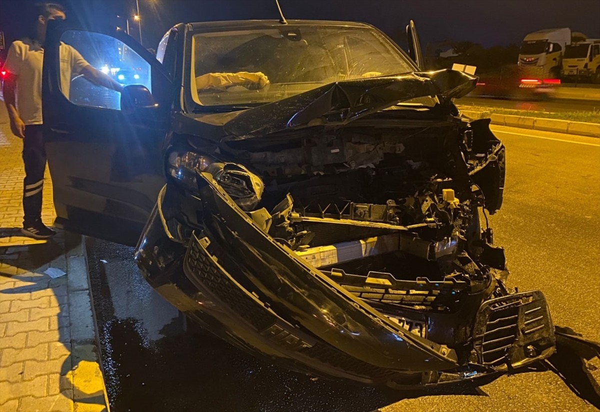 Antalya'nın Serik ilçesinde iki otomobil ile minibüsün çarpışması sonucu 1'i çocuk 5 kişi...