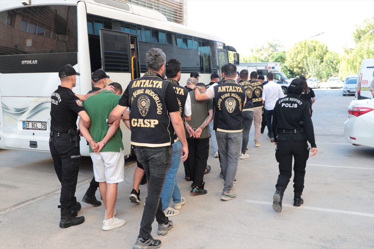 Antalya merkezli 2 ilde silahlı suç örgütüne yönelik operasyonda gözaltına alınan 7 şüpheliden...
