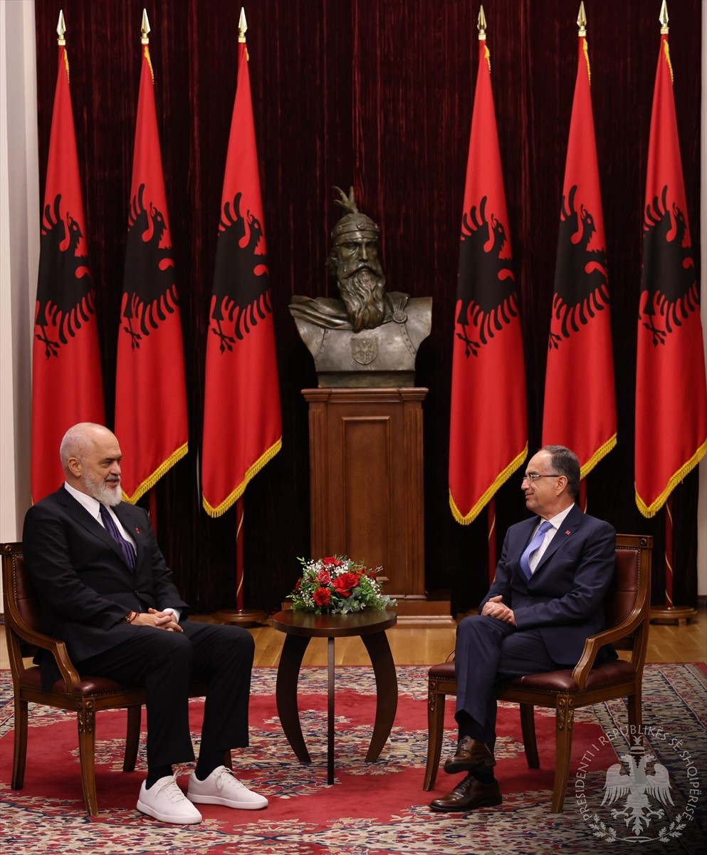 Arnavutluk Cumhurbaşkanı Bajram Begaj (sağda), hükümeti kurma görevini mevcut Başbakan Edi Rama'ya...