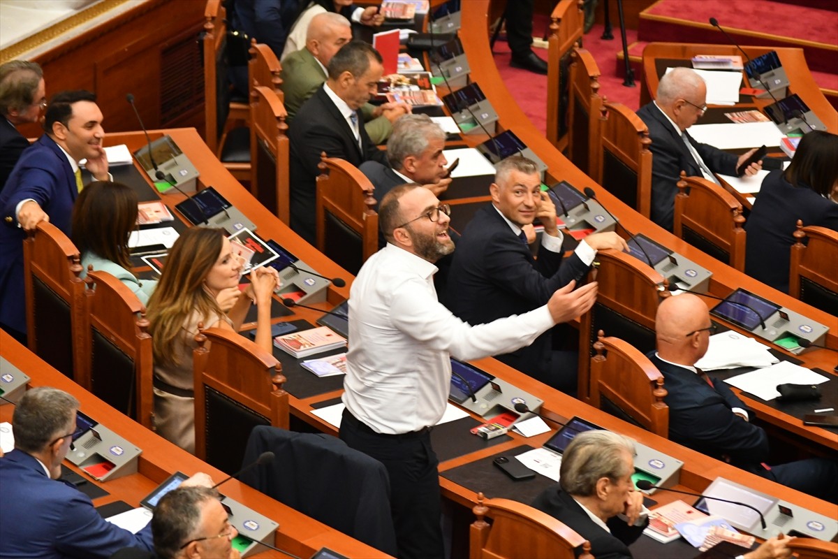 Arnavutluk Sosyalist Partisi (PS) Milletvekili Niko Peleshi, 84 milletvekilinin oyuyla ülkenin...