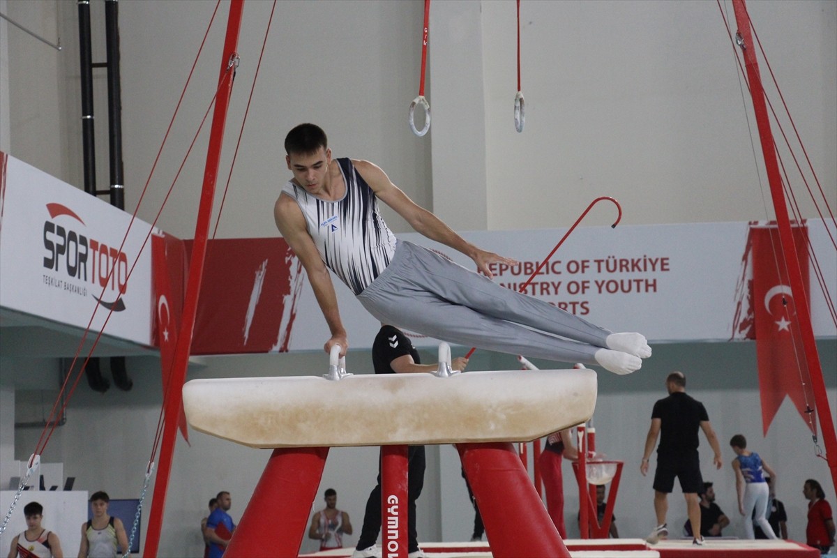 Artistik Cimnastik Türkiye Şampiyonası, Antalya'da düzenlenen törenin ardından başladı....