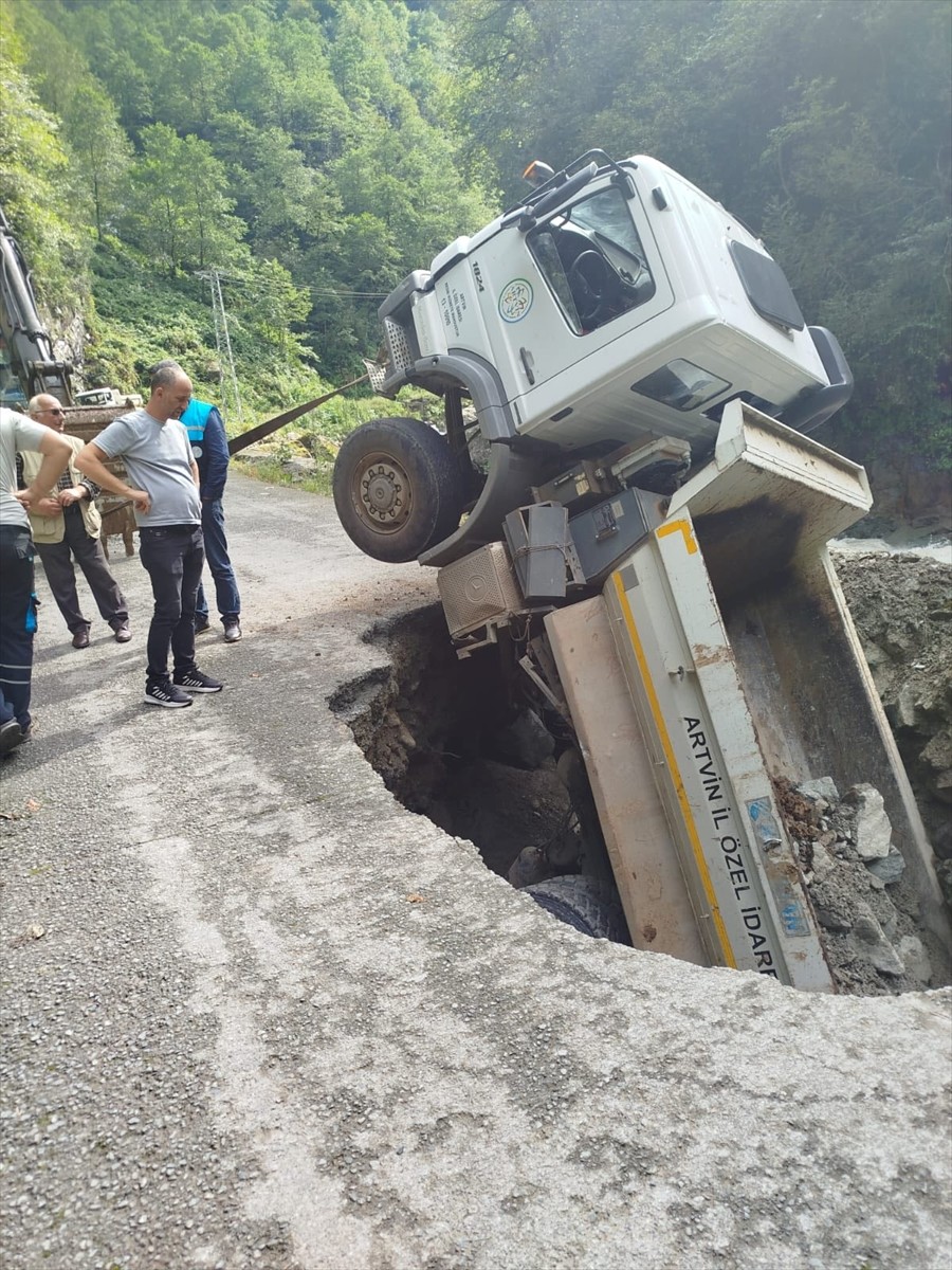 Artvin'in Arhavi ilçesinde heyelan nedeniyle kapanan yolda yapılan onarım çalışmaları sırasında...