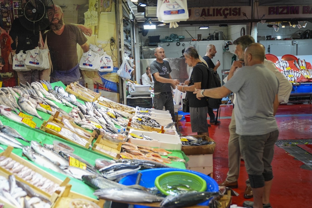 Av yasağının 1 Eylül'de sona ermesiyle İstanbul'da tezgahları taze balıkla dolan balıkçılar, bu...