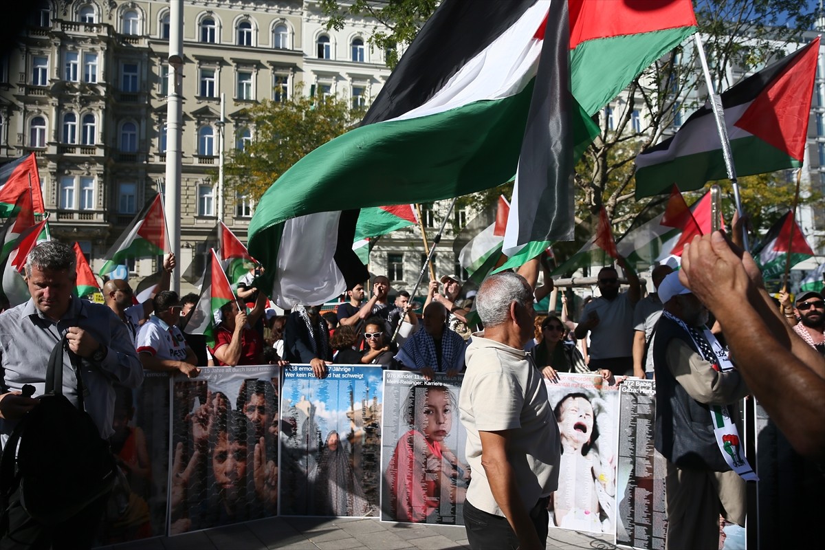Avusturya'nın başkenti Viyana'da Filistin'e destek için toplanan binlerce kişi, İsrail'e yaptırım...