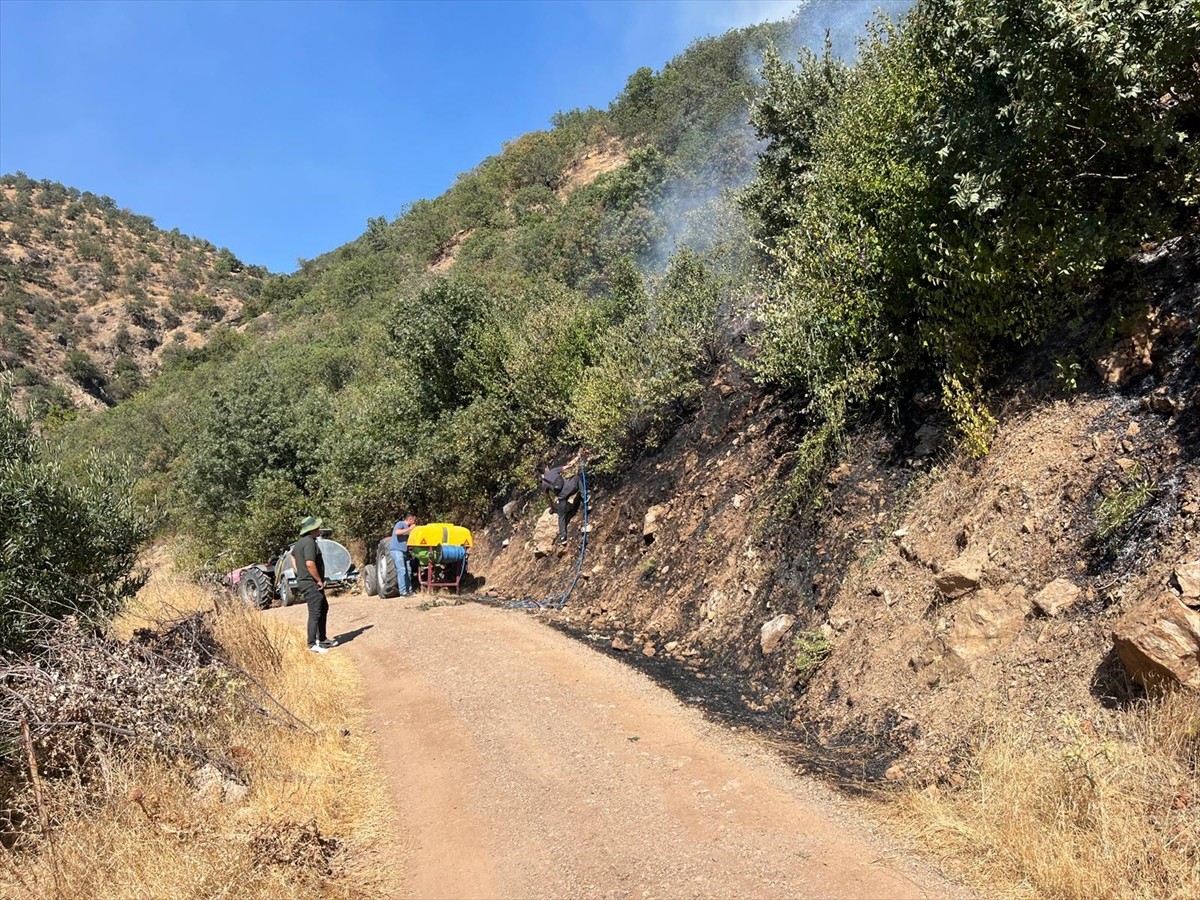 Aydın'ın Kuyucak ilçesinde makilikte çıkan yangın havadan ve karadan müdahaleyle kontrol altına...