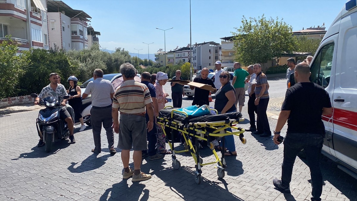 Aydın'ın Nazilli ilçesinde trafik kazasında yaralanan kadın, ambulans gelene kadar kartonla...