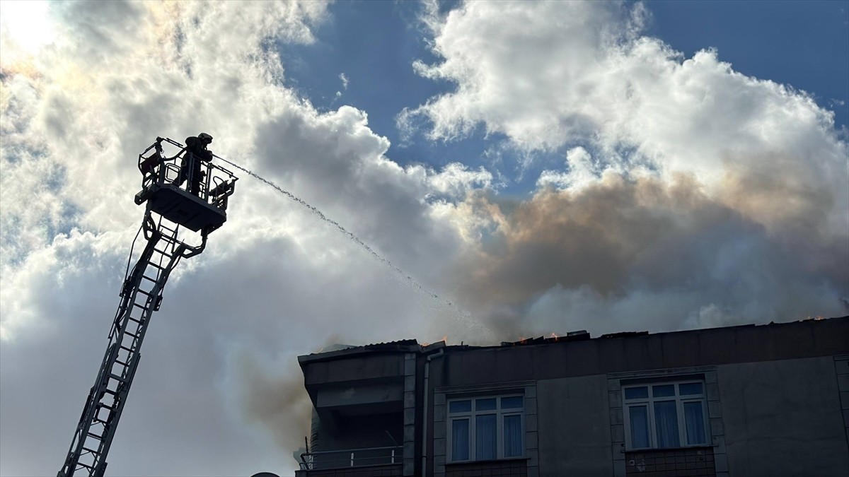 Bağcılar'da 4 katlı binanın çatısında çıkan ve yan binaya sıçrayan yangın itfaiye ekiplerince...