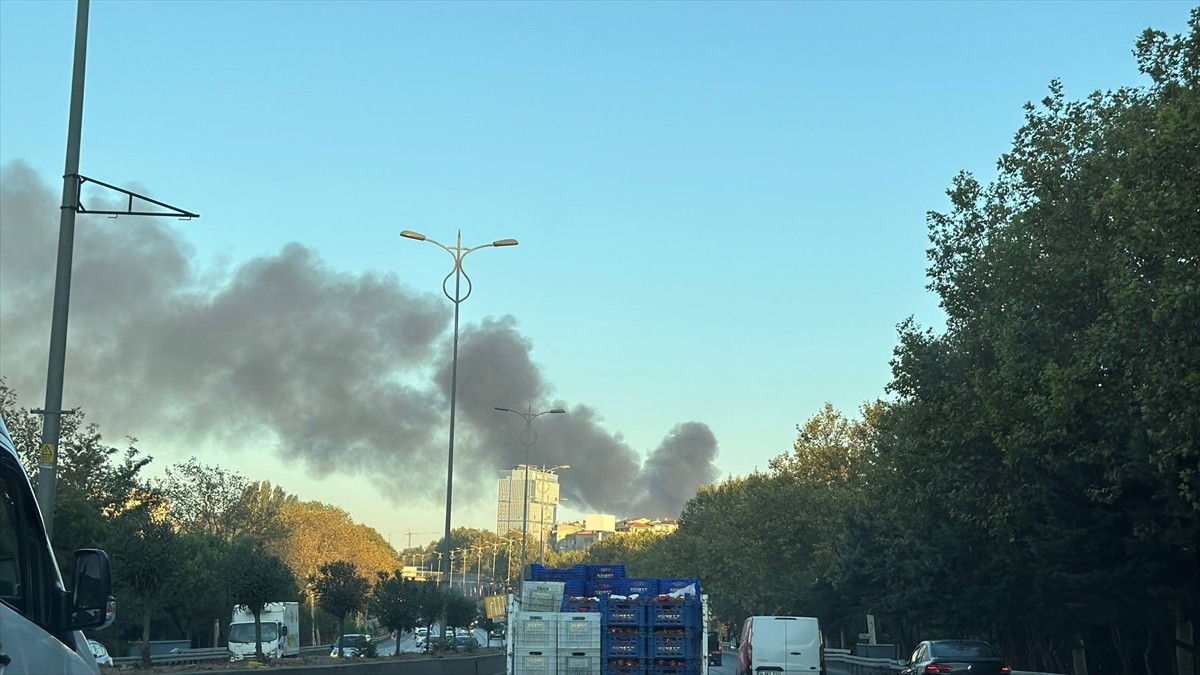 Bağcılar'da bulunan İSTOÇ Ticaret Merkezi 10. Ada'daki bir dükkanda başlayan ve çok sayıda iş...