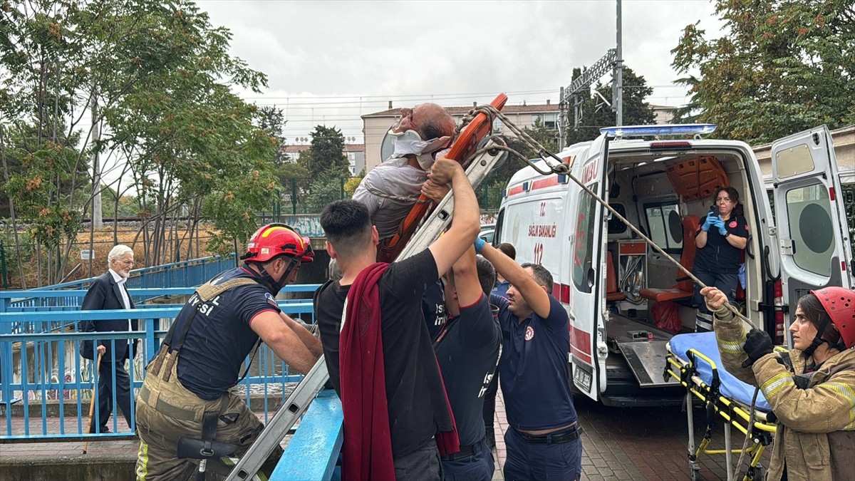 Bakırköy'de bir kafenin çatısından su kanalına düşerek yaralanan kişi, itfaiye ekiplerince...