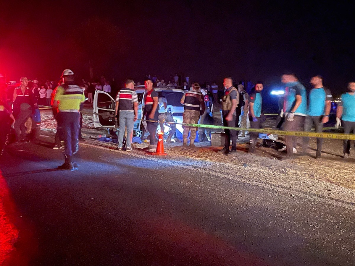 Batman'ın Beşiri ilçesinde bir araca düzenlenen silahlı saldırıda anne, baba ve 2 çocuğu yaşamını...