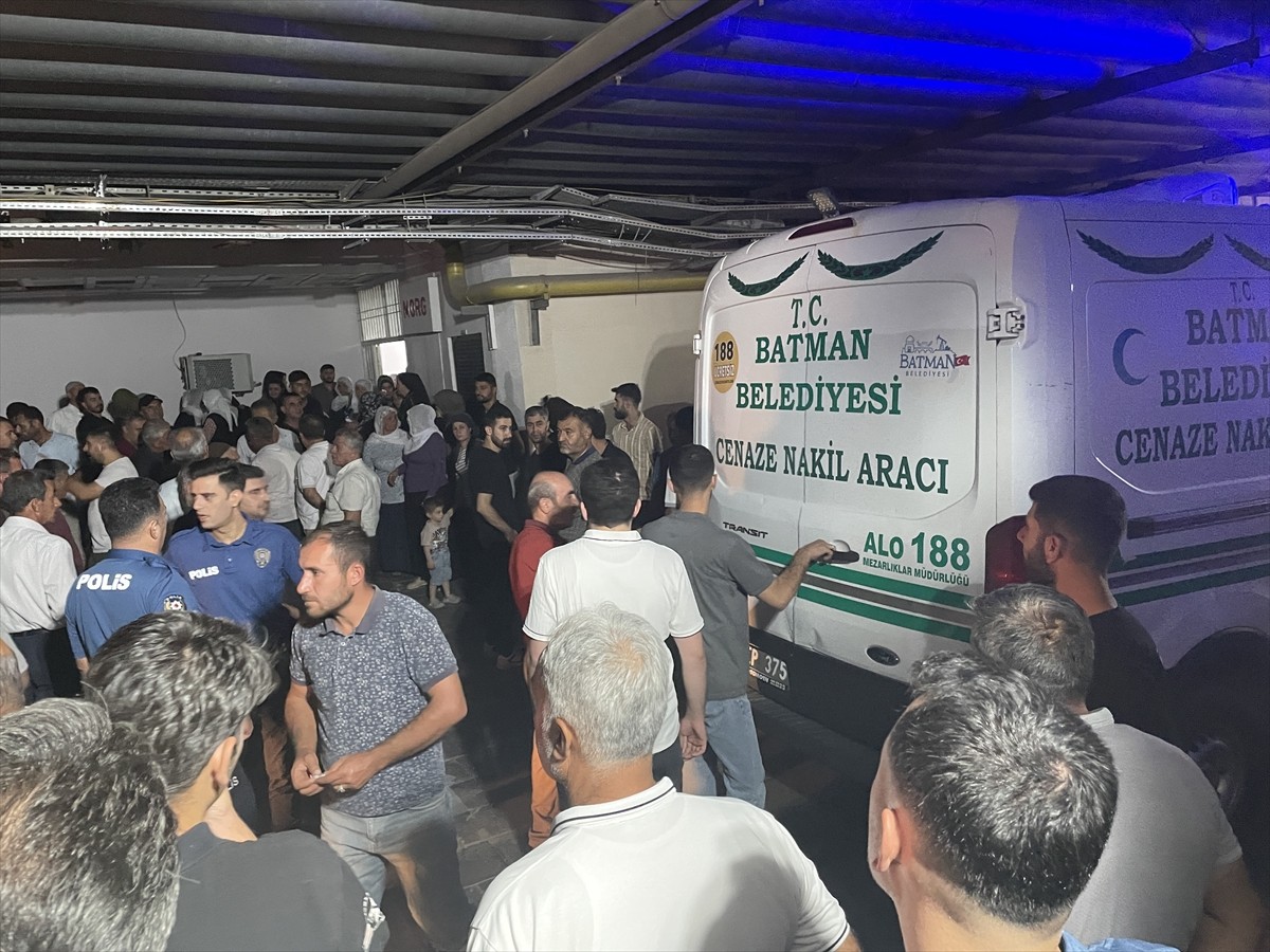 Batman'ın Beşiri ilçesinde bir araca düzenlenen silahlı saldırıda hayatını kaybeden anne, baba ve...