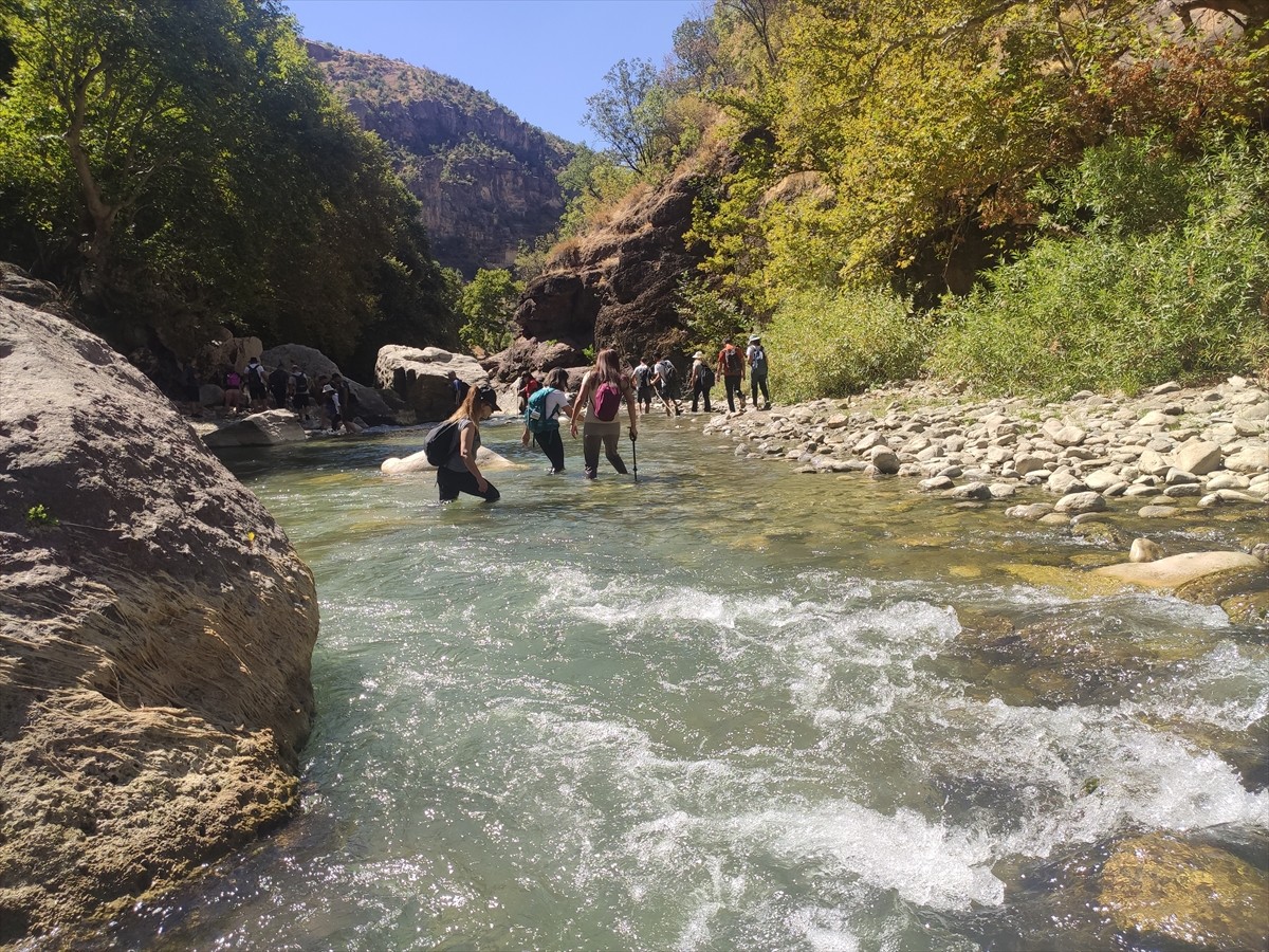 Batman'ın Sason ilçesi ile Diyarbakır'ın Kulp ilçesi arasındaki Zore Kanyonu'nda yürüyüş etkinliği...