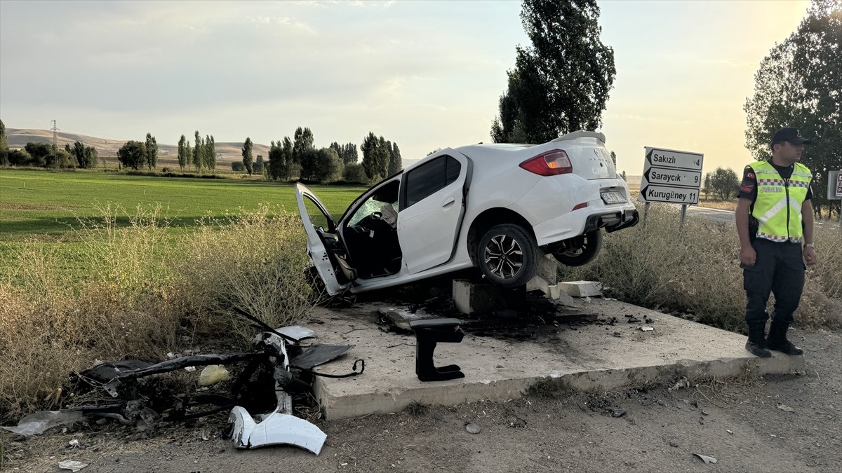 Bayburt'ta otomobil ile panelvanın çarpışması sonucu 4 kişi yaralandı.