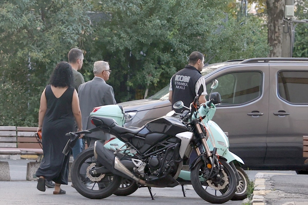 Bayrampaşa Belediyesine yönelik yolsuzluk soruşturması kapsamında aralarında Belediye Başkanı...