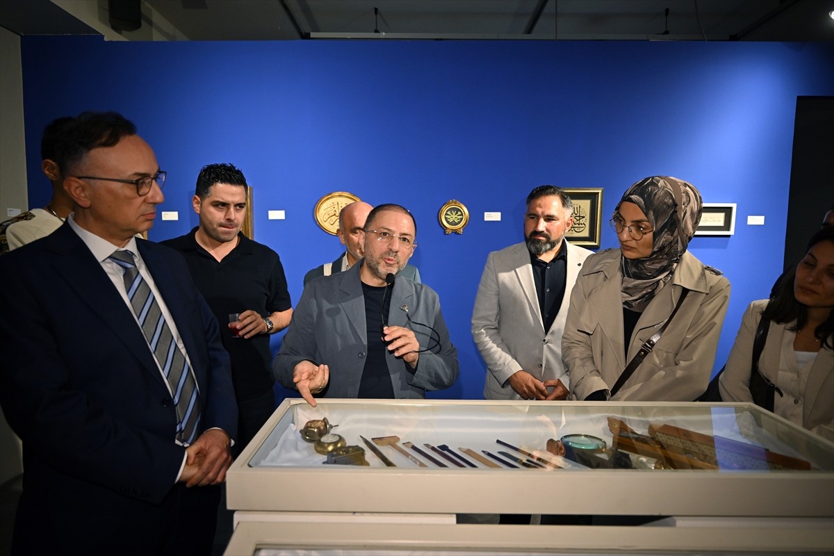 Belçika'nın Gent kentinde Türk sanat ve tasavvuf müziği sanatçısı Ahmet Özhan'ın katılımıyla...