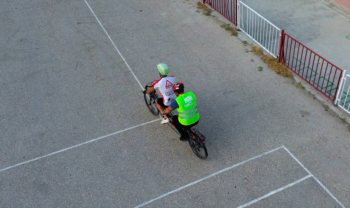 Bilecik'te görme engelliler, kılavuz sürücü eşliğinde tandem bisiklet kullandı. Altı Nokta Körler...