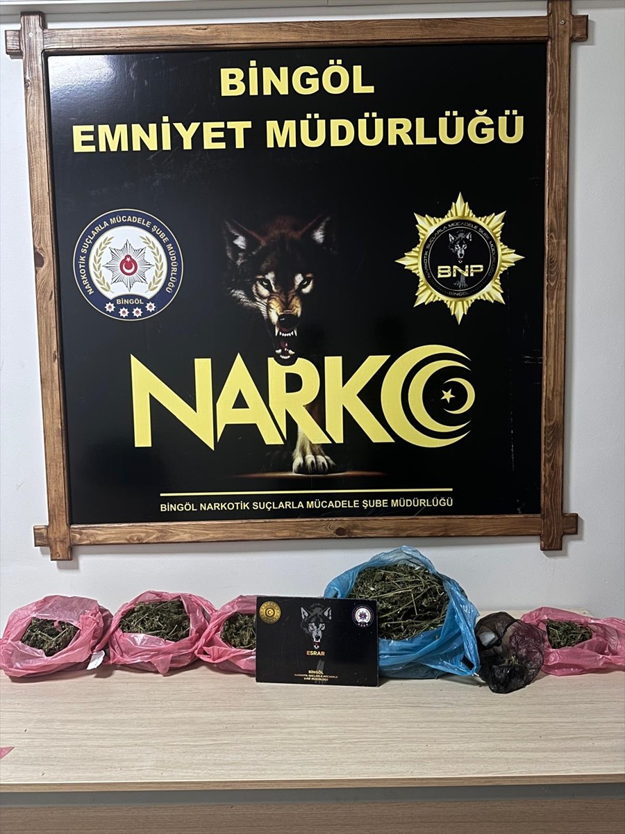 Bingöl'de düzenlenen uyuşturucu operasyonunda gözaltına alınan 4 şüpheliden 3'ü tutuklandı....