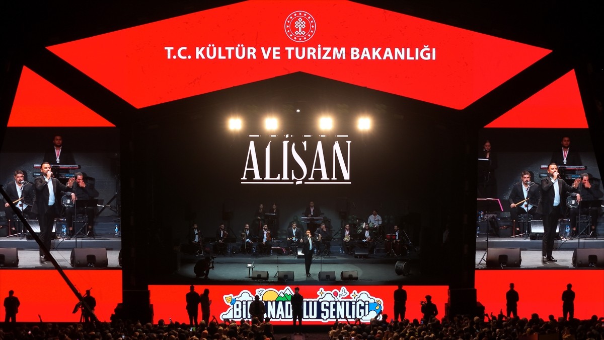 Bingöl'de "Bir Anadolu Şenliği" kapsamında şarkıcı Alişan konser verdi. Bingöl Belediyesi Park...