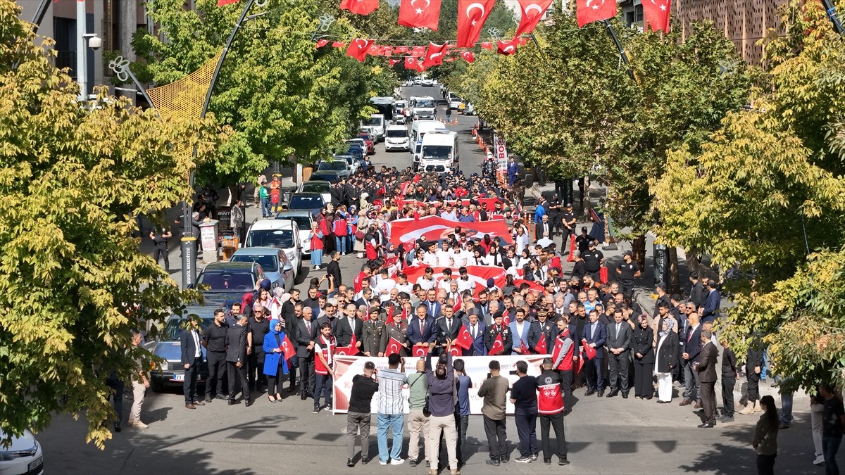 Bingöl'de "Kahramanlarla Kardeşlik yolunda 19 Eylül Gaziler Yürüyüşü" kapsamında Genç...