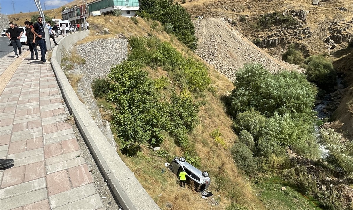 Bitlis'te şarampole devrilen otomobilde 1'i ağır 2 kişi yaralandı. 