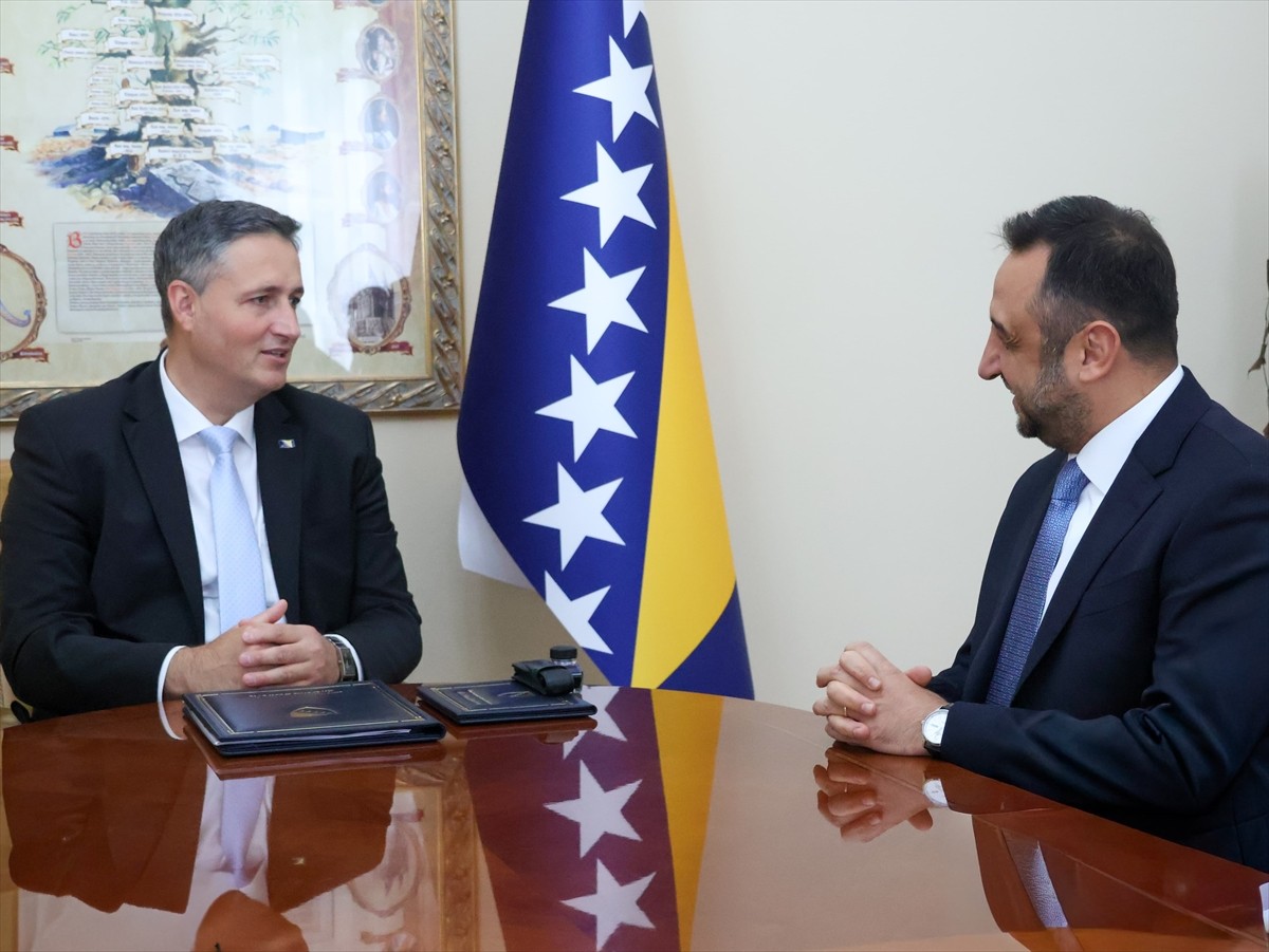 Bosna Hersek Devlet Başkanlığı Konseyi Boşnak Üyesi Denis Becirovic (solda), Türkiye'nin...