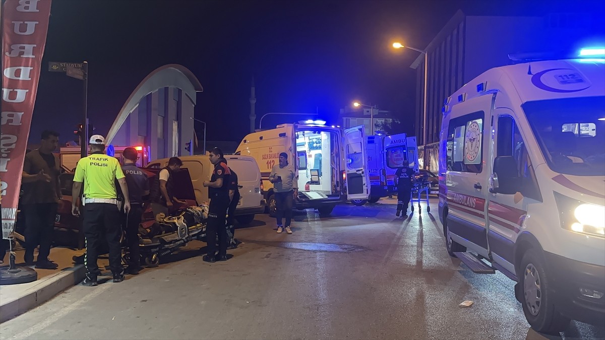 Burdur'da 2 otomobil ve hafif ticari aracın karıştığı kazada 1 kişi hayatını kaybetti, 4 kişi...