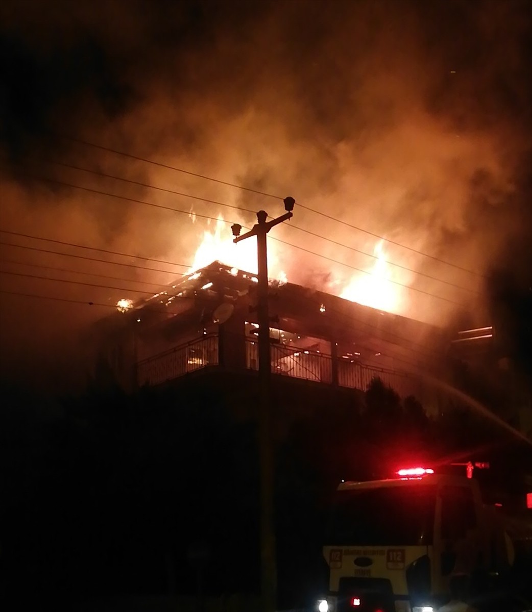 Burdur'un Gölhisar ilçesinde, bir apartmanın çatısında başlayan ve daireye sıçrayan yangın...