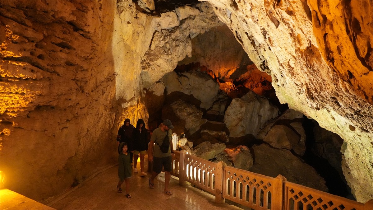 Burdur'un önemli turizm merkezlerinden İnsuyu Mağarası, yaz aylarında serinlemek isteyen...