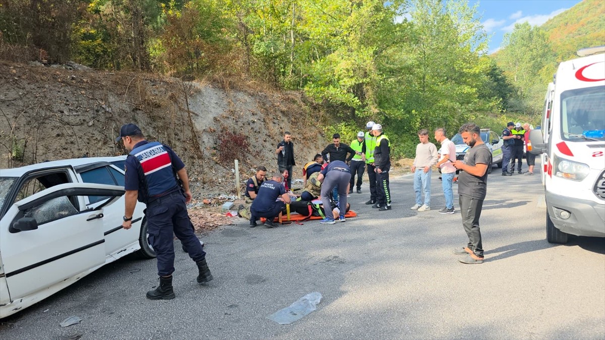 Bursa'da bir otomobilin park halindeki tankere çarpması sonucu meydana gelen trafik kazasında, 5...